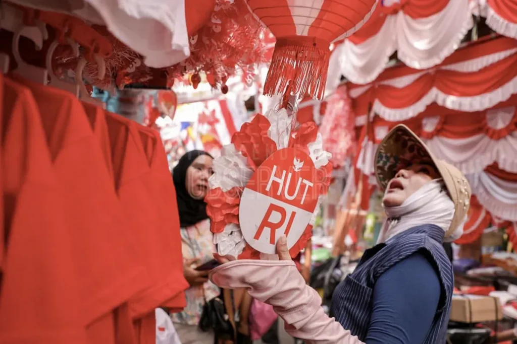 Masyarakat Menyambut HUT ke 81 RI dengan Pernak Pernik Merah Putih