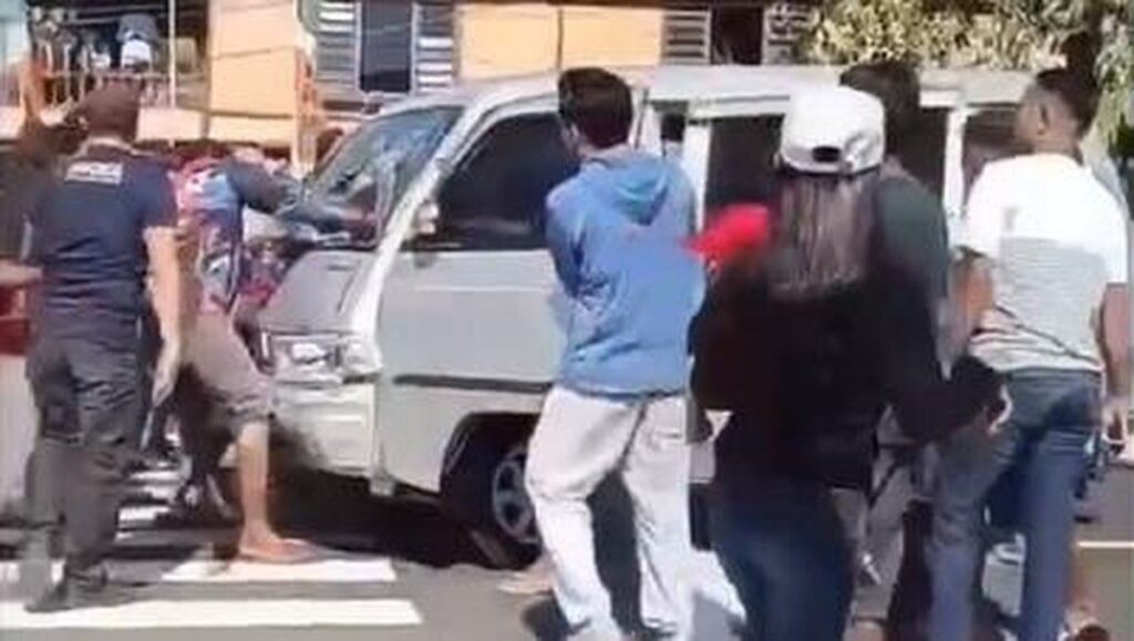 Pengemudi Mobil Tabrak Peserta Gerak Jalan dan Motor Parkir di Sidrap