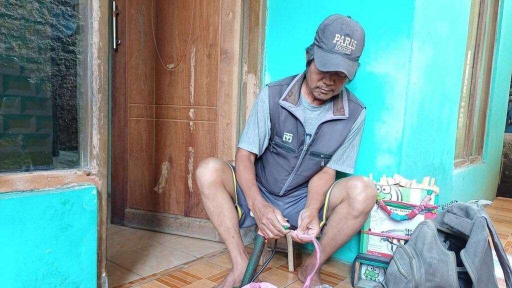 Perjuangan Lansia Penyintas Stroke Menjual Balon Demi Keluarga