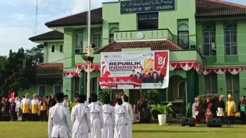 Satpam UINSU Panjat Tiang Bendera Saat Tali Putus di Upacara HUT RI