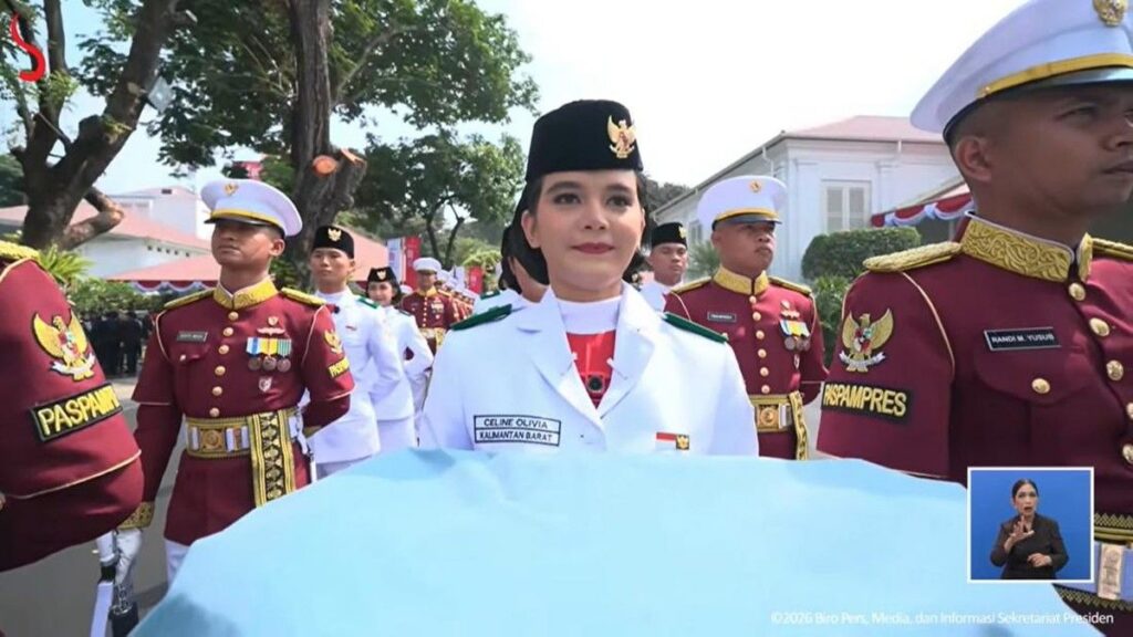 Celina Olivia Bertugas Sebagai Pembawa Baki Upacara HUT Ke 81 RI