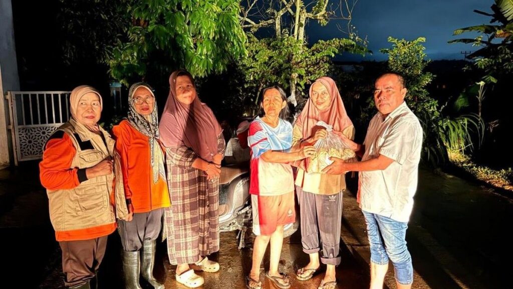 Andre Rosiade Instruksikan Penyaluran Bantuan Nasi Bungkus untuk Korban Banjir Padang