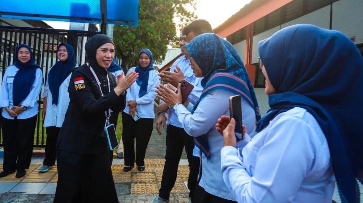 Melly Goeslaw Tinjau Perkembangan Siswa SRMP 9 Kota Bandung