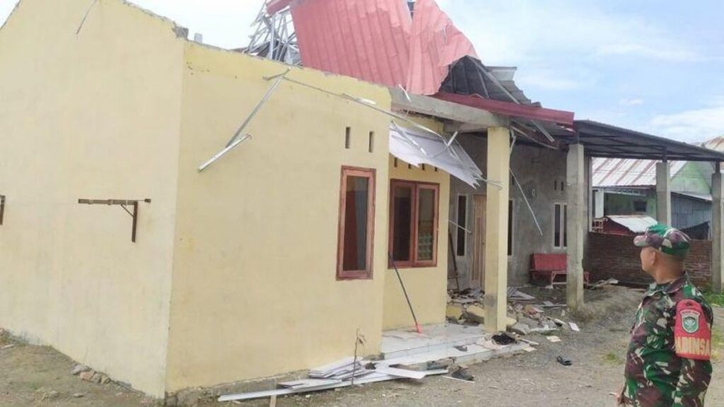 Angin Kencang Rusak Rumah dan Tumbangkan Pohon di Aceh Besar