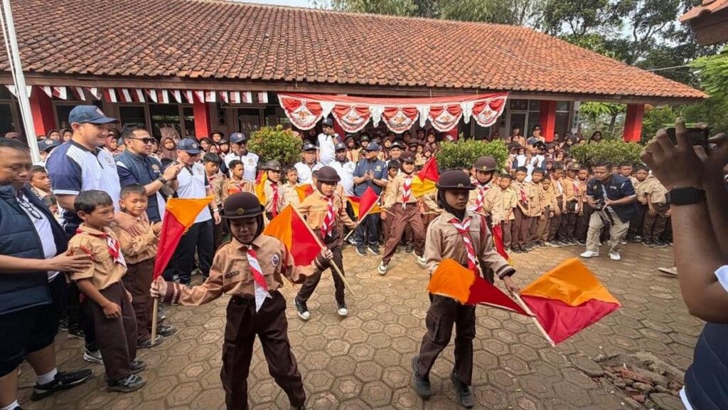 PNKT Salurkan Paket Sekolah dan Air Bersih di Bogor