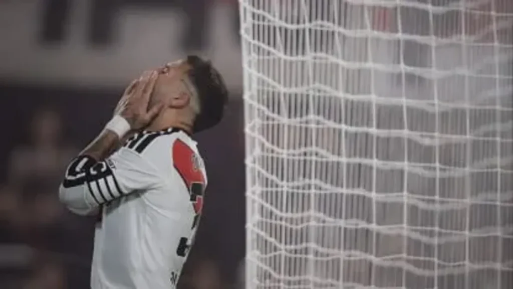 Gol Bunuh Diri Otamendi Bawa Rosario Central Kalahkan River Plate