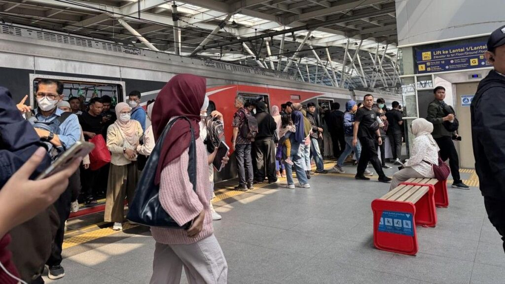 KRL Bogor Jakarta Kota Gangguan Akibat Warga Tertemper di Tebet