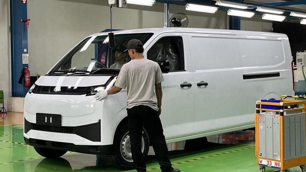 Farizon Resmi Memulai Produksi Mobil Komersial Listrik di Purwakarta