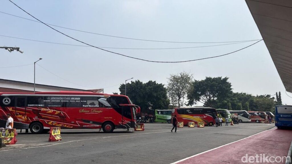 Terminal Kalideres Gelar Lomba Tarik Bus Sambut HUT ke 81 RI
