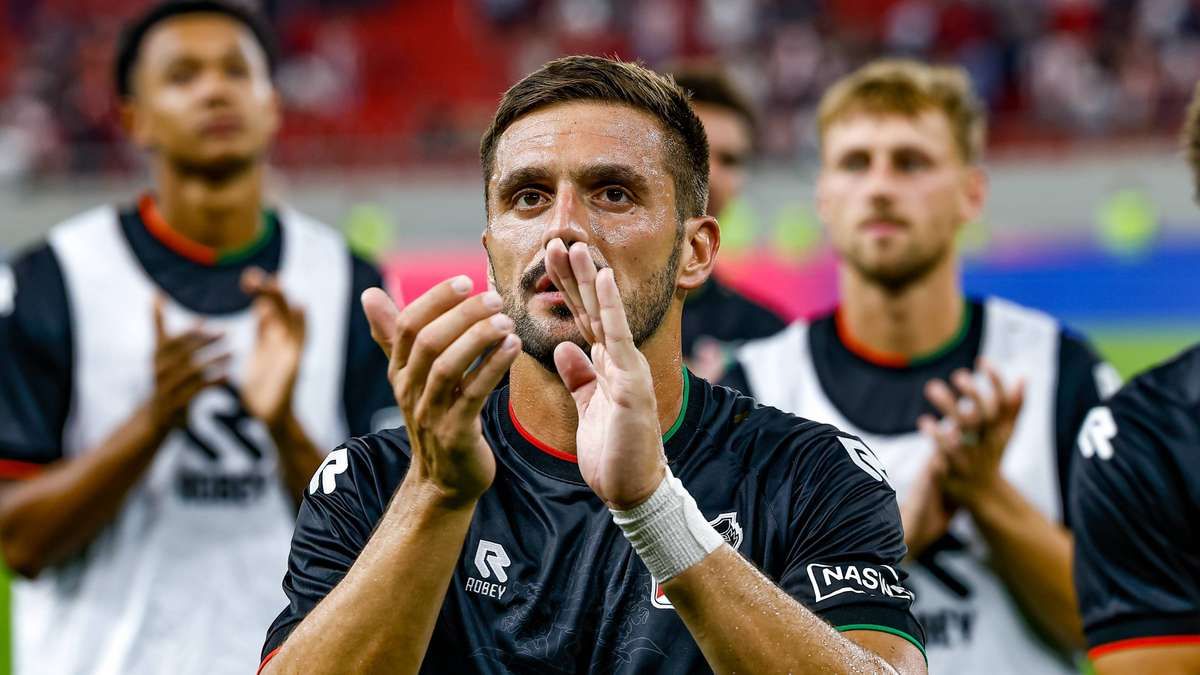 Pelatih Dick Schreuder Pasang Formasi Menyerang Hadapi Olympiakos