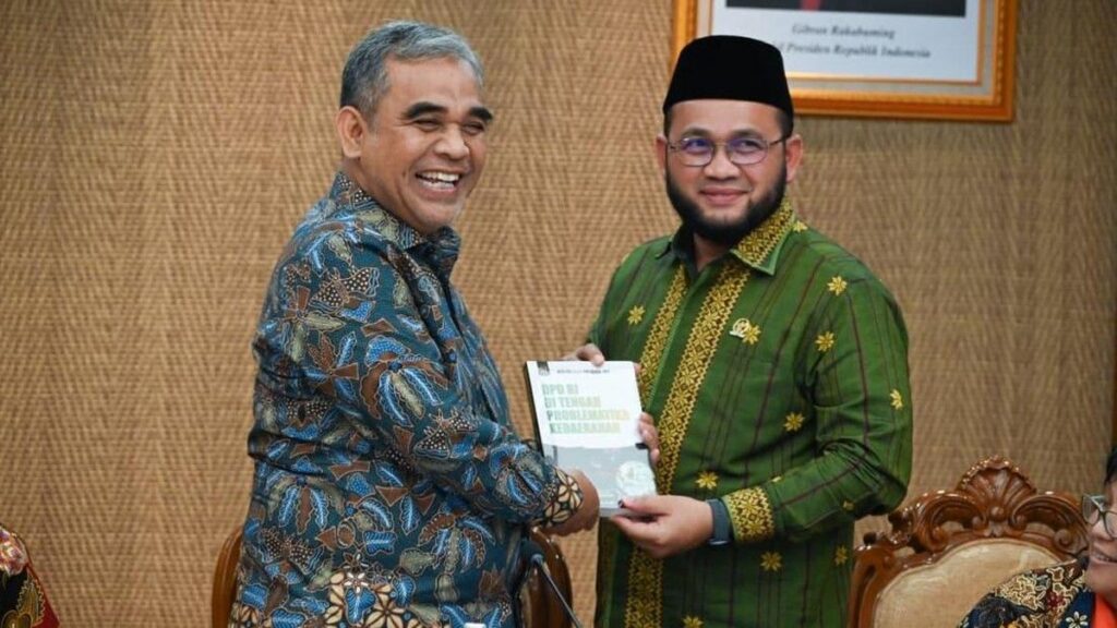 DPD RI Serahkan Buku Dinamika Kedaerahan kepada Ketua MPR RI
