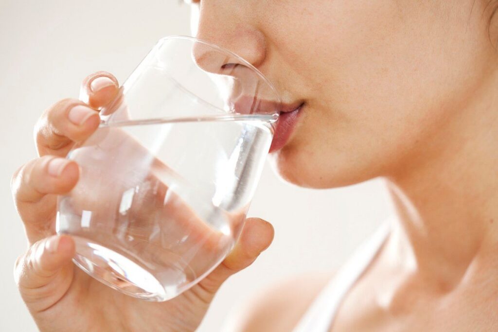 Studi Cornell Sebut Minum Air Saat Makan Bikin Tambah Porsi