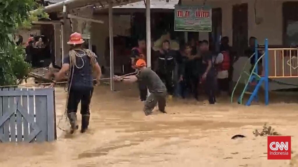 Banjir Terjang Sumatera Barat Ratusan Warga Dievakuasi Petugas