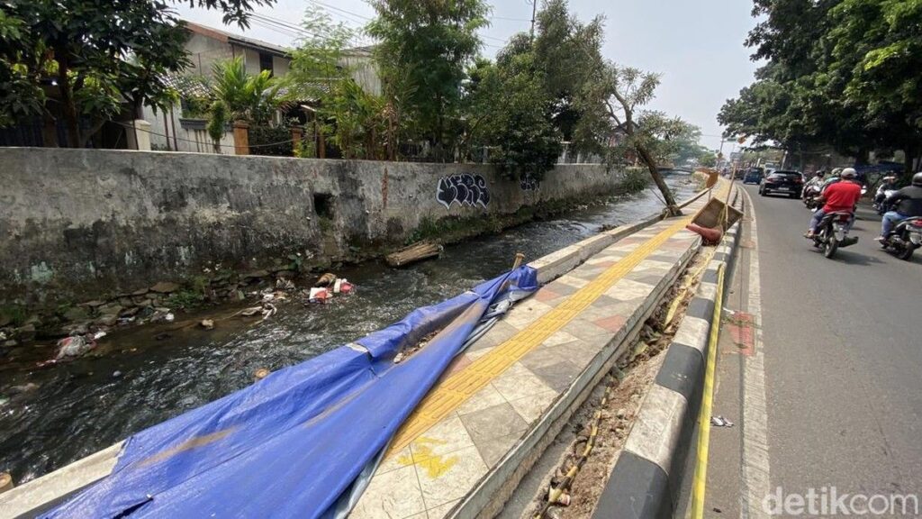 Pemkot Depok Alokasikan Rp 1 Miliar Perbaiki Trotoar Sawangan Amblas
