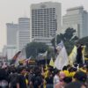 Massa Aksi UI Tertahan Blokade Polisi di Plaza UOB Jakarta