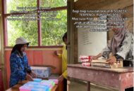 Wanita mengupas bawang bombai agar harga lebih murah