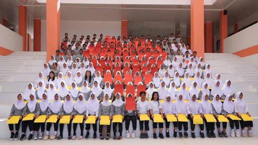 Menteri Sosial Kunjungi Sekolah Rakyat Sulsel Disambut Aksi Paper Mob