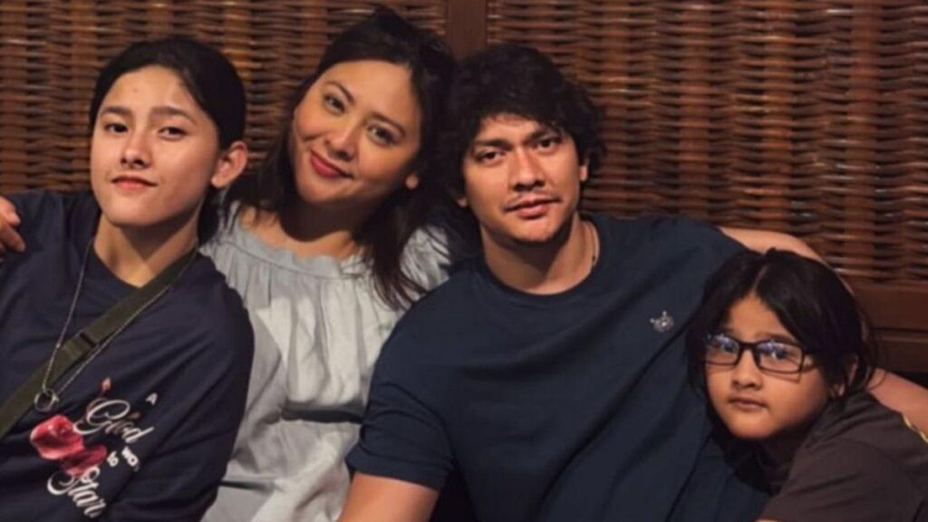 Iko Uwais Beri Kejutan Video Call Jackie Chan untuk Hibur Audy Item