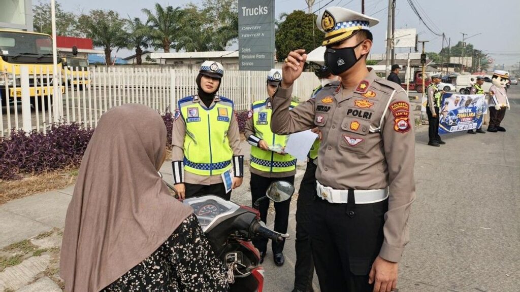 Satlantas Polresta Tangerang Edukasi Pengendara di Jalan Raya Serang