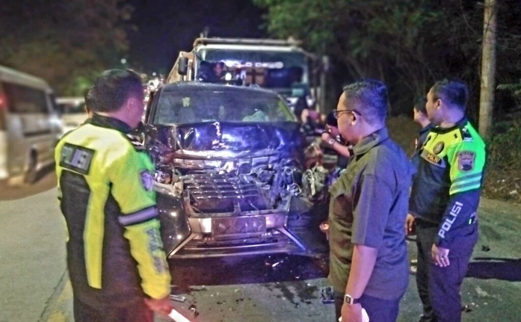 Kiai Anwar Zahid Selamat Setelah Mobilnya Ditabrak Truk di Bojonegoro