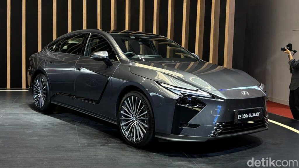 Lexus Indonesia Resmi Luncurkan Sedan Lexus ES Generasi Kedelapan