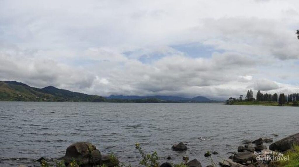 Gunung Talang Menawarkan Pesona Tiga Danau dan Jalur Pendakian