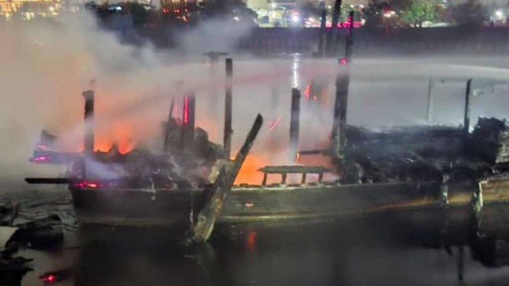 Tiga Kapal Tradisional Terbakar di Dermaga Muara Baru Jakarta Utara