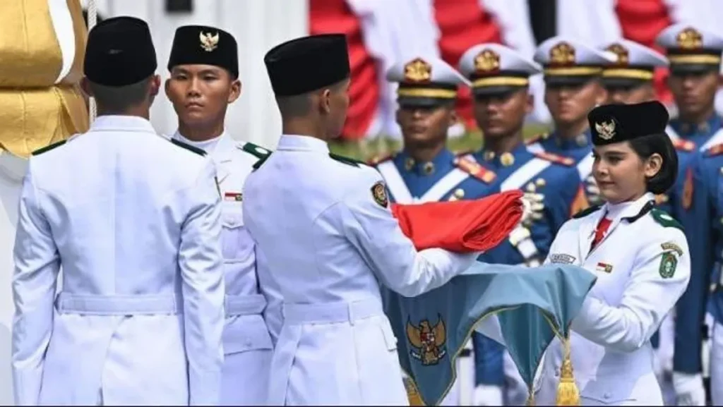 Tim Adil Makmur Bertugas Turunkan Bendera di Istana Merdeka