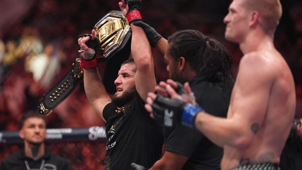 Islam Makhachev Pertahankan Gelar Kelas Welter UFC di Philadelphia