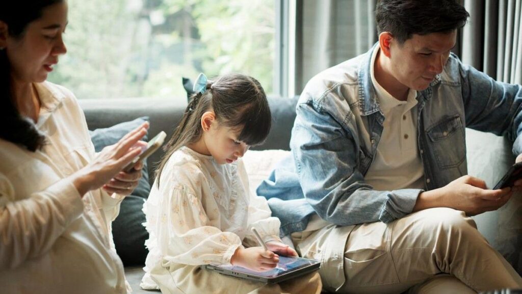 Bahaya Parent Phubbing Mengancam Perkembangan Emosional Anak