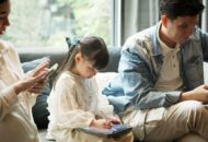 Bahaya Parent Phubbing Mengancam Perkembangan Emosional Anak