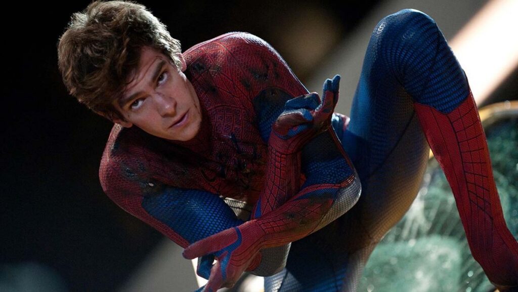 Andrew Garfield Dampingi Monica Barbaro di Pesta Film New York
