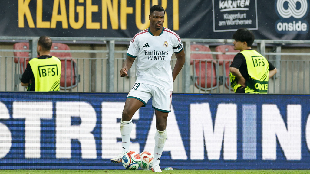 Denzel Dumfries Melakoni Debut Bersama Real Madrid di Austria