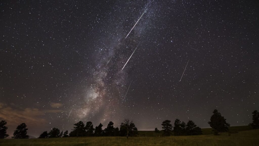 Pengamat memadati Hami untuk festival Perseid dan astronomi