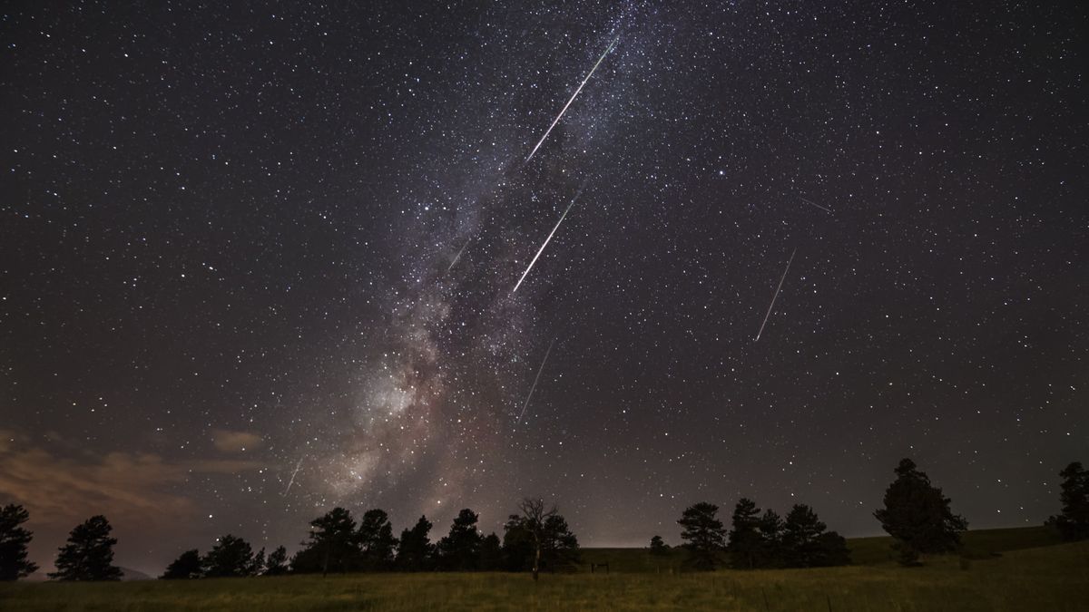 Pengamat memadati Hami untuk festival Perseid dan astronomi