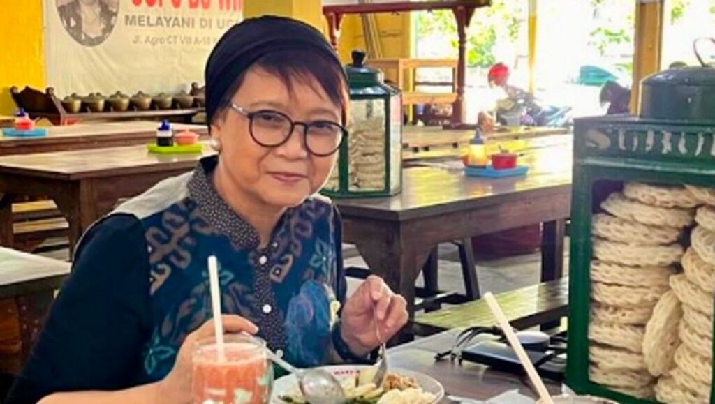 Retno Marsudi Nostalgia Kuliner Sego Pecel SGPC Bu Wiryo di Jogja