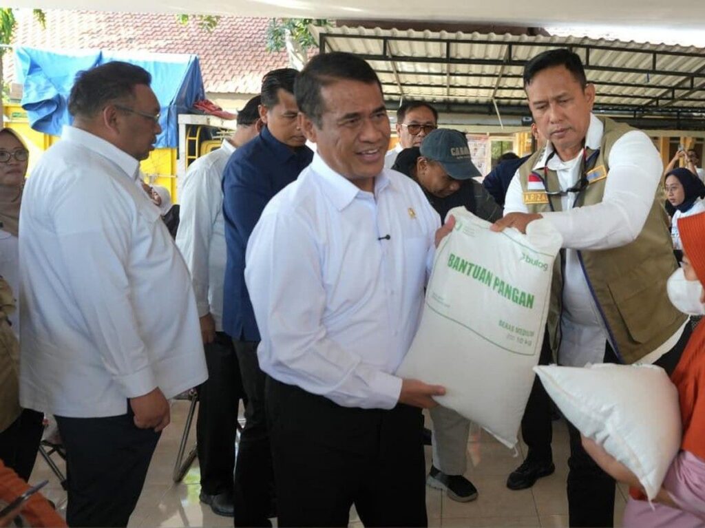 Pemerintah Salurkan Bantuan Pangan Beras Tiga Bulan di Surabaya