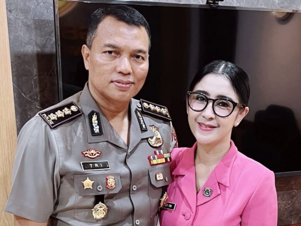Uut Permatasari Gemar Koleksi Lipstik Hingga Buat Suami Heran