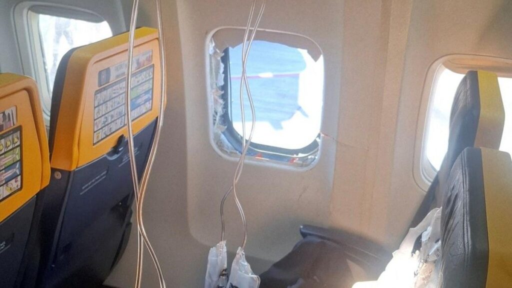 Penumpang Ryanair Nyaris Tersedot Setelah Jendela Pesawat Pecah