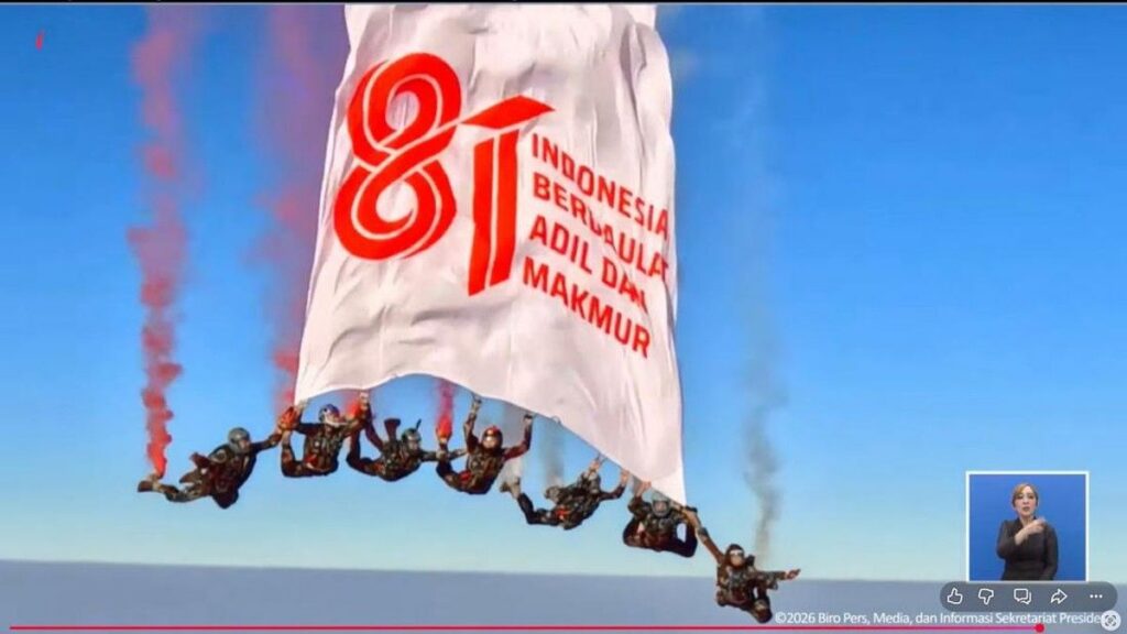 Kopassus Kibarkan Merah Putih di Langit Jakarta