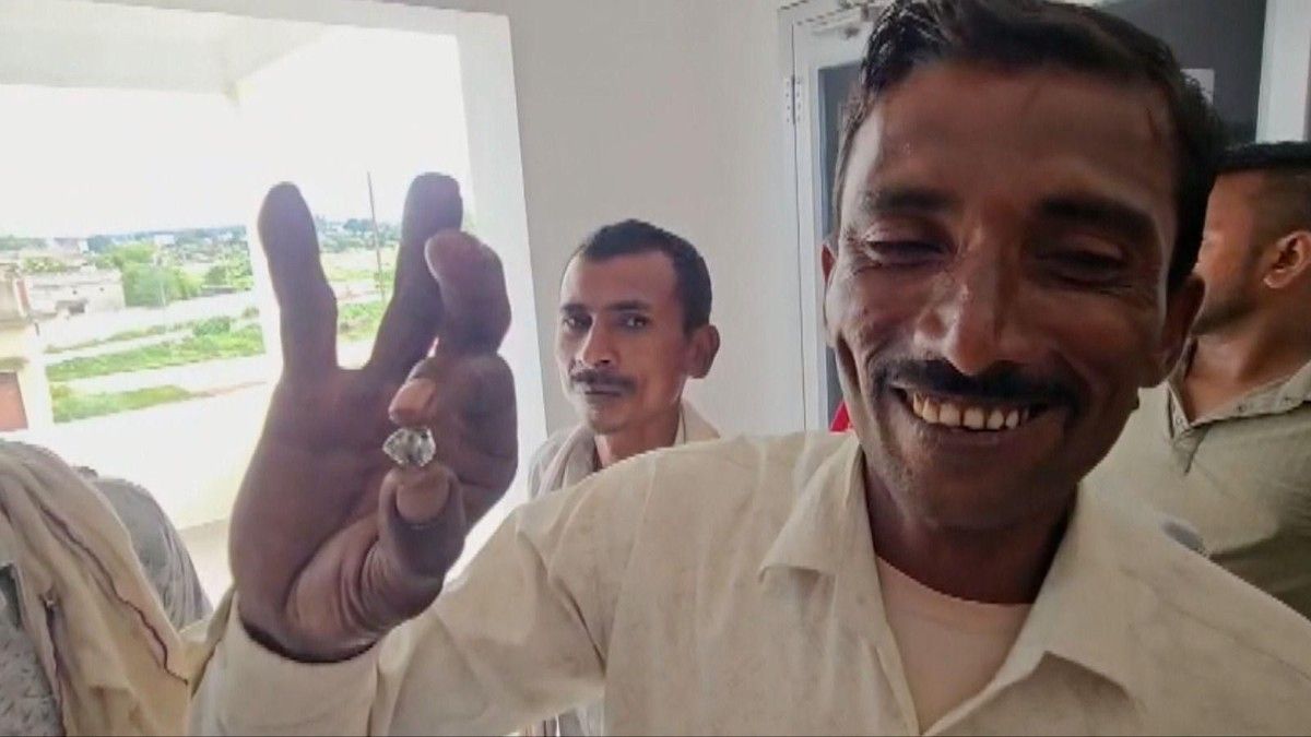 Tujuh Buruh Temukan Berlian 17,96 Karat di India