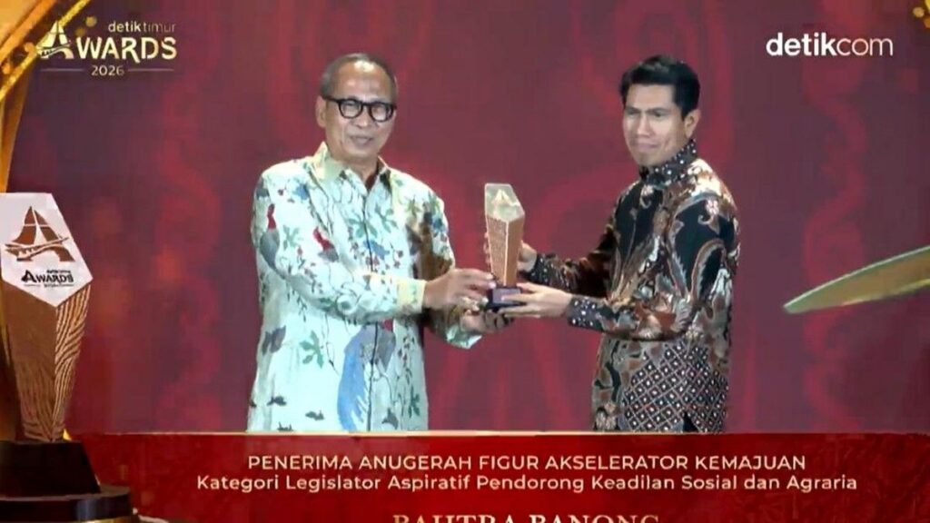 Bahtra Banong Raih Penghargaan Legislator Aspiratif detiktimur Awards 2026