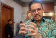 Amri Nita menghadapi Feng Huang di semifinal Kejuaraan Dunia