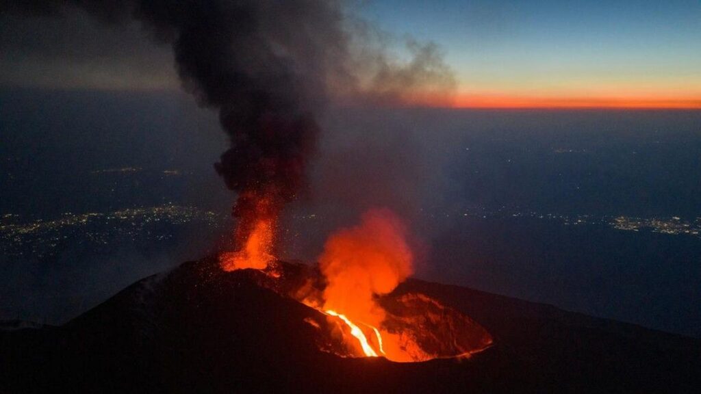 Turis Amerika Serikat Tewas Disambar Petir di Gunung Etna