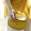 Gaya Memakai Sling Bag Mengungkap Karakter Menurut Pakar