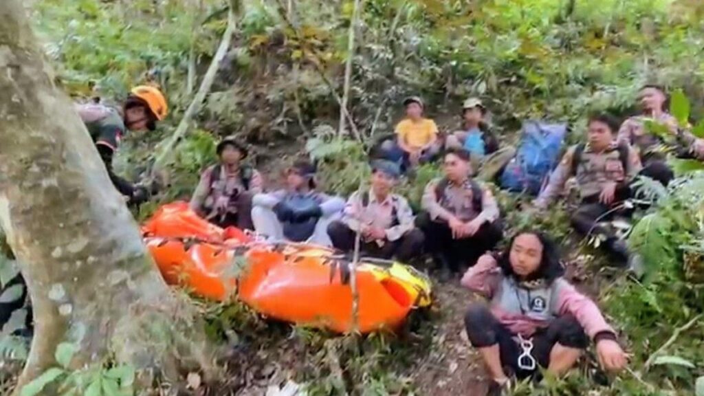 Tim SAR Evakuasi Dua Jenazah Pendaki Gunung Piramid Bondowoso