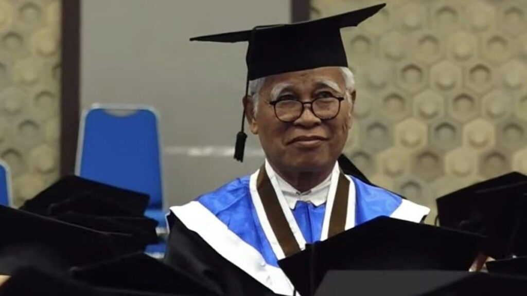Undip Wisuda JLM Siahaan Sebagai Lulusan Doktor Tertua Usia 73 Tahun