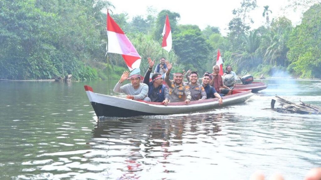 Polda Riau Salurkan Bansos dan Bendera ke Suku Talang Mamak