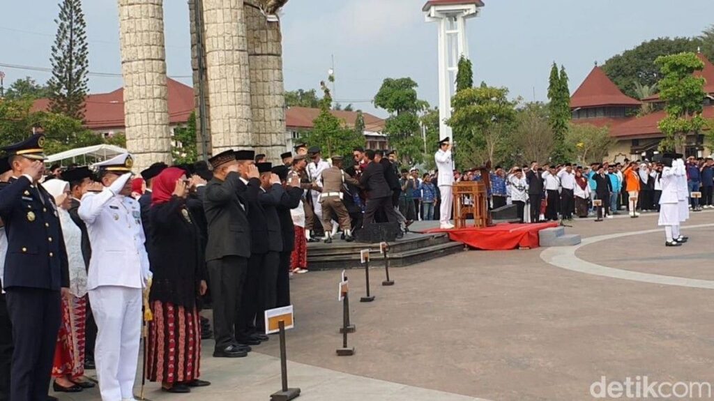 Petugas Amankan Wanita Diduga ODGJ Saat Upacara HUT RI di Indramayu