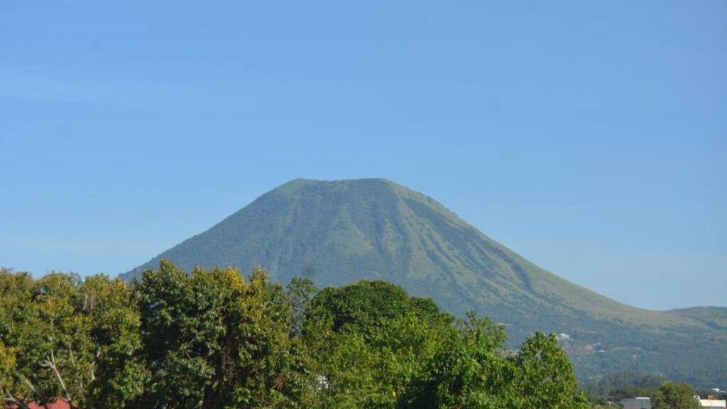 Keindahan Gunung Lokon Menjadi Daya Tarik Wisata Highland Tomohon